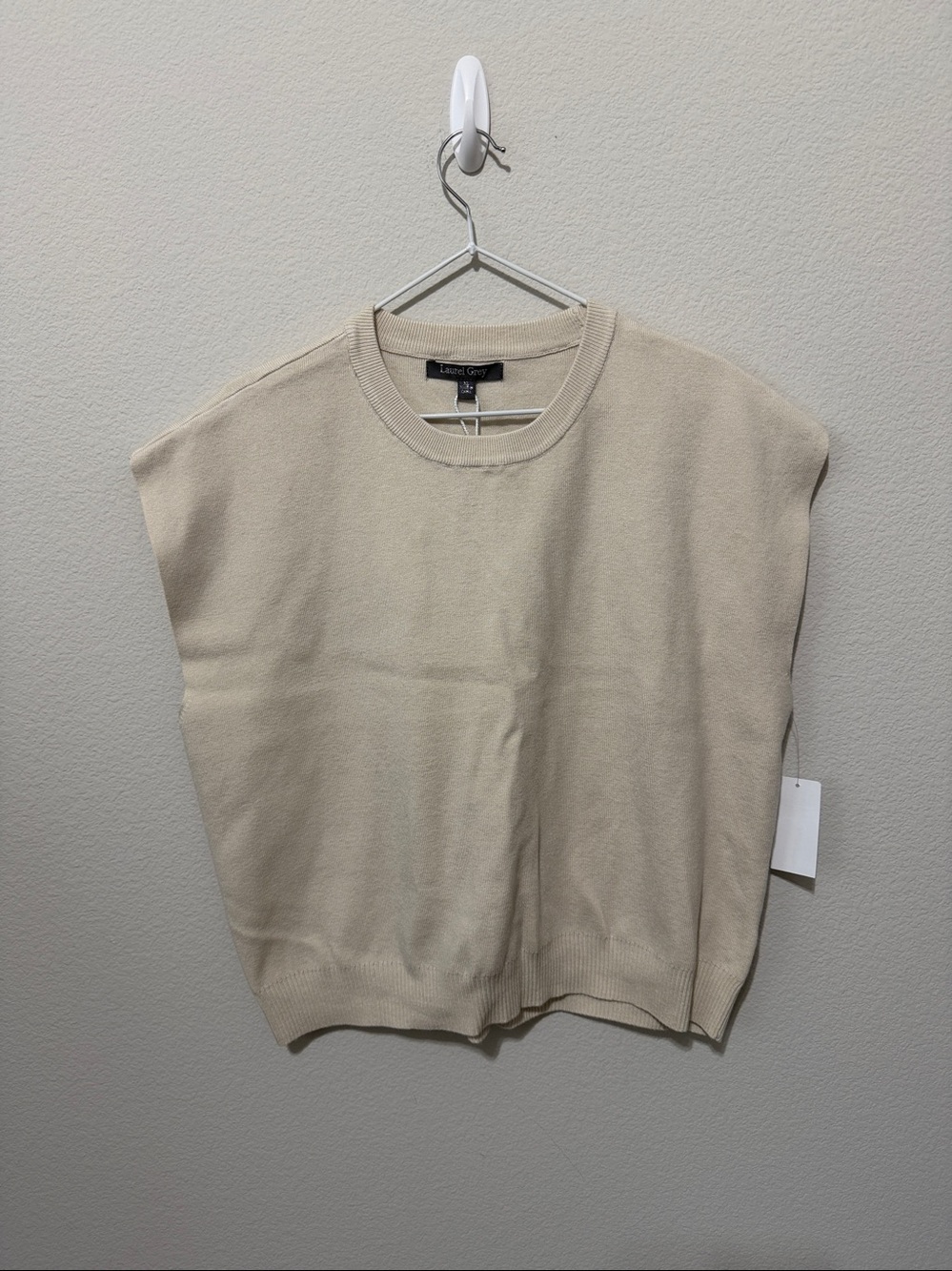 Crewneck Sweater Vest for Women. SU1